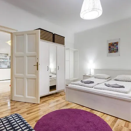 Julie's Flat Apartment *
